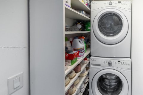 Condo in Miami, Florida, 2 bedrooms № 1978646 - photo 18