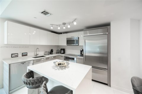 Condo in Miami, Florida, 2 bedrooms № 1978646 - photo 3