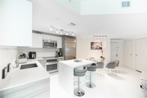 Condo in Miami, Florida, 2 bedrooms № 1978646 - photo 4