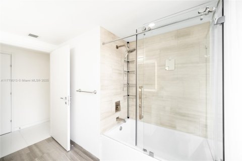 Condo in Miami, Florida, 2 bedrooms № 1978646 - photo 14