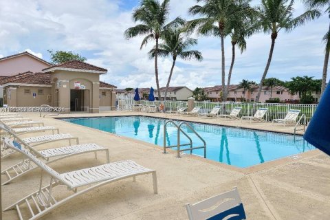 Condo in Miami, Florida, 2 bedrooms  № 2024345 - photo 24