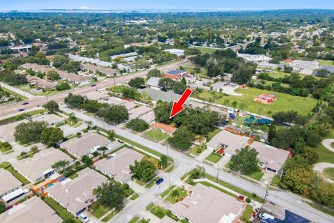 Immobilier commercial à vendre à Clearwater, Floride: 2 chambres, 93.55 m2 № 2387739 - photo 2