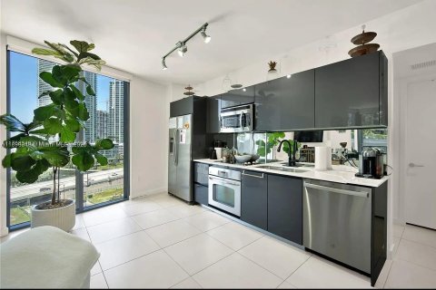 Снять в аренду квартиру в Майами, Флорида 2 спальни, 103.68м2, № 1950454 - фото 3