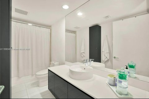 Снять в аренду квартиру в Майами, Флорида 2 спальни, 103.68м2, № 1950454 - фото 4