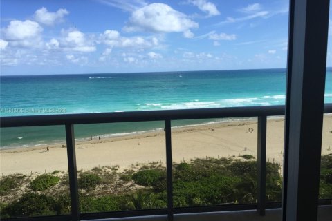 Condo in Miami Beach, Florida, 3 bedrooms  № 1940005 - photo 1