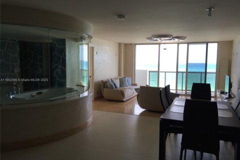 Condo in Miami Beach, Florida, 3 bedrooms  № 1940005 - photo 2