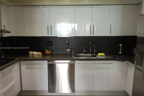 Condo in Miami Beach, Florida, 3 bedrooms  № 1940005 - photo 12
