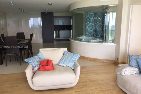 Condo in Miami Beach, Florida, 3 bedrooms  № 1940005 - photo 3