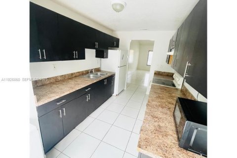 Снять в аренду таунхаус в Хомстед, Флорида 3 спальни, 105.91м2, № 1985786 - фото 4