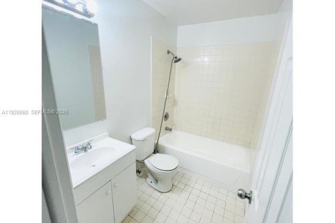 Снять в аренду таунхаус в Хомстед, Флорида 3 спальни, 105.91м2, № 1985786 - фото 8