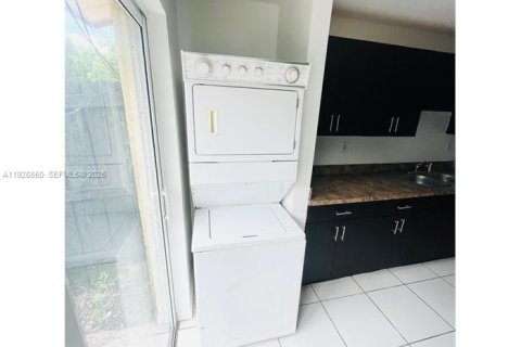 Снять в аренду таунхаус в Хомстед, Флорида 3 спальни, 105.91м2, № 1985786 - фото 6