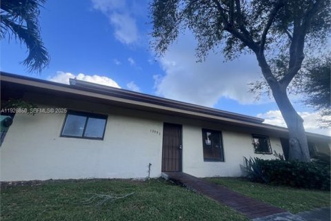 Снять в аренду таунхаус в Хомстед, Флорида 3 спальни, 105.91м2, № 1985786 - фото 1