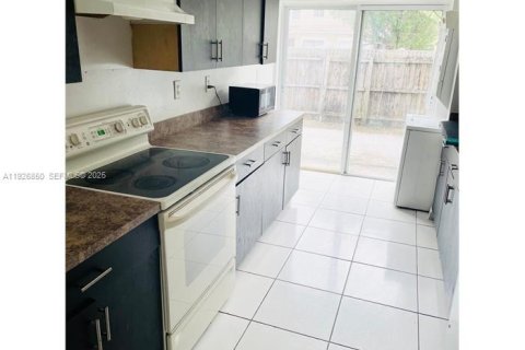 Снять в аренду таунхаус в Хомстед, Флорида 3 спальни, 105.91м2, № 1985786 - фото 5