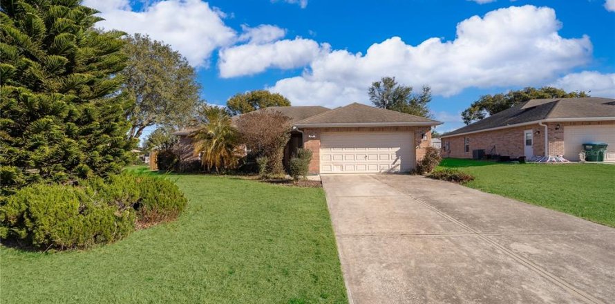 Villa ou maison à Deltona, Floride 3 chambres, 132.66 m2 № 2425571