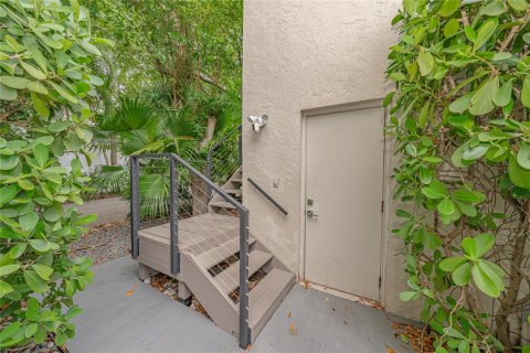 Casa en alquiler en Miami, Florida, 4 dormitorios, 369.66 m2 № 1226859 - foto 1
