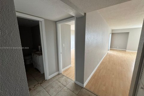 Condo in Lauderhill, Florida, 2 bedrooms  № 1460441 - photo 15