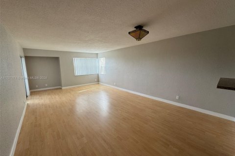 Condo in Lauderhill, Florida, 2 bedrooms  № 1460441 - photo 6