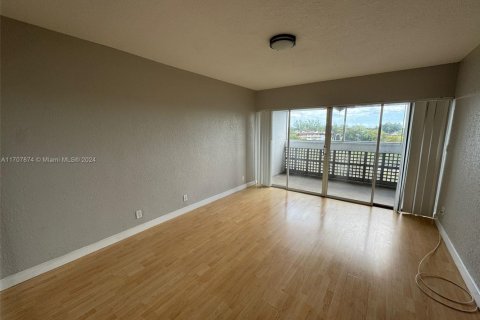 Condo in Lauderhill, Florida, 2 bedrooms  № 1460441 - photo 13
