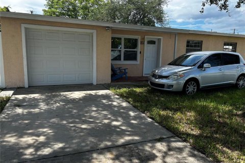 Casa en venta en Tampa, Florida, 4 dormitorios, 120.77 m2 № 1917088 - foto 1