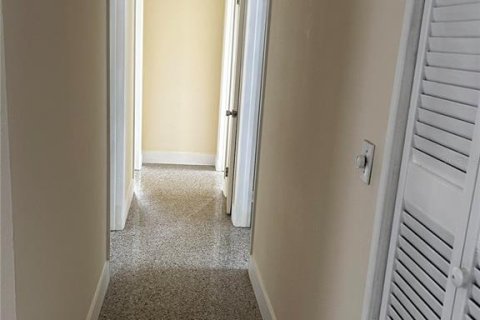 Casa en venta en Tampa, Florida, 4 dormitorios, 120.77 m2 № 1917088 - foto 9