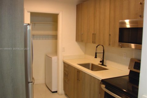 Condo in Hialeah, Florida, 2 bedrooms  № 2064304 - photo 7