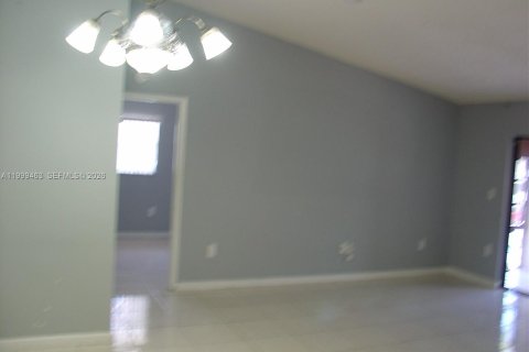 Condo in Hialeah, Florida, 2 bedrooms  № 2064304 - photo 9
