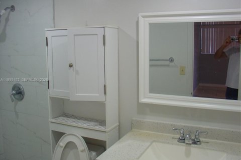 Condo in Hialeah, Florida, 2 bedrooms  № 2064304 - photo 11
