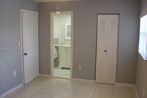 Condo in Hialeah, Florida, 2 bedrooms  № 2064304 - photo 12