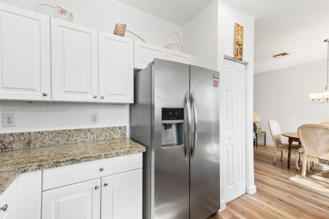 Touwnhouse à vendre à Pembroke Pines, Floride: 2 chambres, 119.01 m2 № 1972328 - photo 4