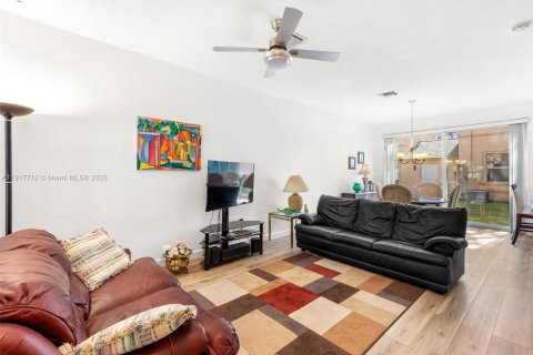 Touwnhouse à vendre à Pembroke Pines, Floride: 2 chambres, 119.01 m2 № 1972328 - photo 2