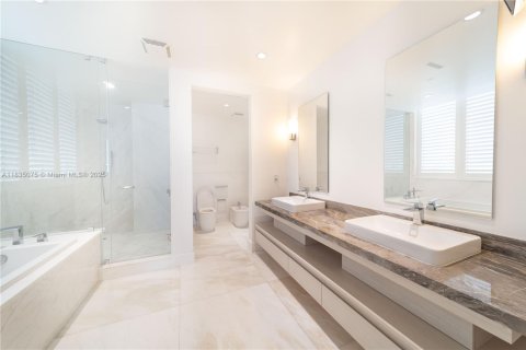 Condo in Fort Lauderdale, Florida, 5 bedrooms  № 1819848 - photo 13