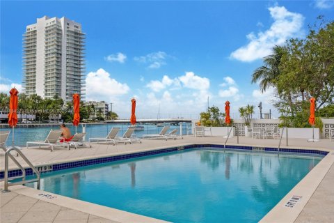 Condominio en alquiler en Miami Beach, Florida, 2 dormitorios, 116.78 m2 № 1872131 - foto 6