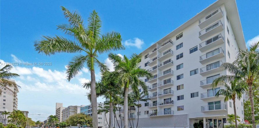 Condominio en Miami Beach, Florida, 2 dormitorios № 1872131