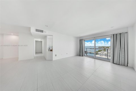 Condominio en alquiler en Miami Beach, Florida, 2 dormitorios, 116.78 m2 № 1872131 - foto 3