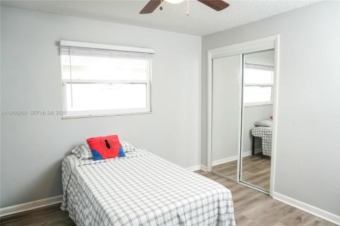 House in Sebastian, Florida 3 bedrooms, 124.58 sq.m. № 2080265 - photo 10