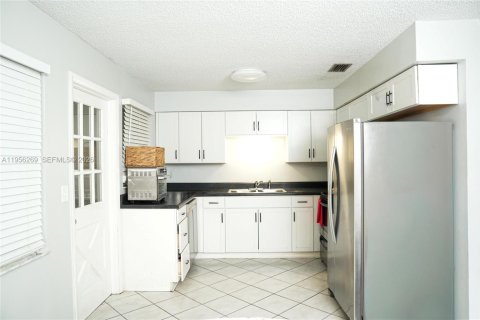 House in Sebastian, Florida 3 bedrooms, 124.58 sq.m. № 2080265 - photo 6