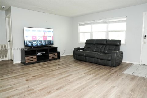 House in Sebastian, Florida 3 bedrooms, 124.58 sq.m. № 2080265 - photo 3