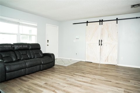House in Sebastian, Florida 3 bedrooms, 124.58 sq.m. № 2080265 - photo 4