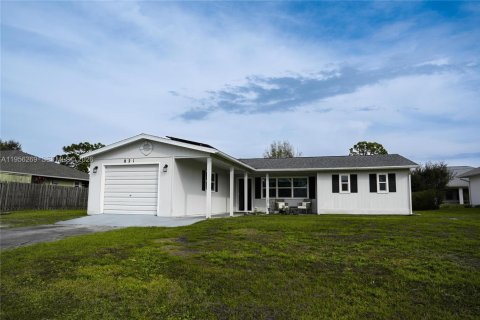House in Sebastian, Florida 3 bedrooms, 124.58 sq.m. № 2080265