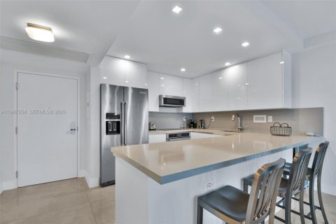 Condo in Miami Beach, Florida, 1 bedroom  № 2040386 - photo 7