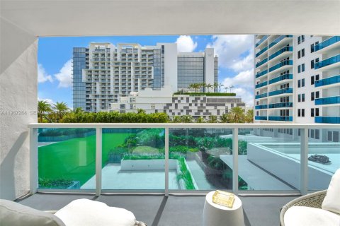 Condo in Miami Beach, Florida, 1 bedroom  № 2040386 - photo 12