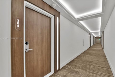 Condo in Miami Beach, Florida, 1 bedroom  № 2040386 - photo 16