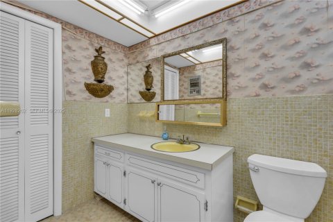 Condo in Hallandale Beach, Florida, 2 bedrooms  № 1986902 - photo 13