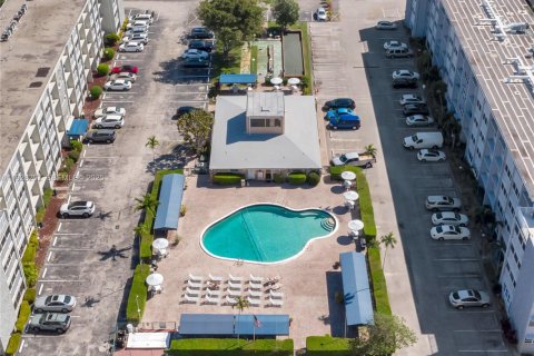 Condo in Hallandale Beach, Florida, 2 bedrooms  № 1986902 - photo 17