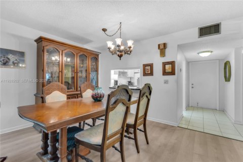 Condo in Hallandale Beach, Florida, 2 bedrooms  № 1986902 - photo 4