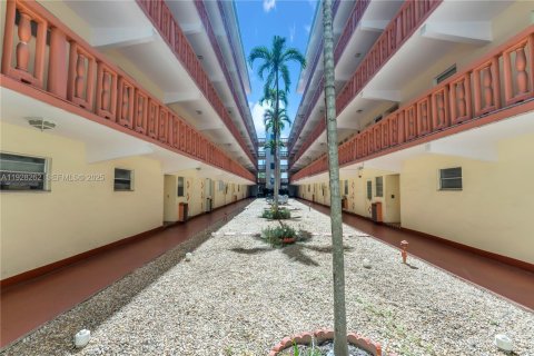 Condo in Hallandale Beach, Florida, 2 bedrooms  № 1986902 - photo 18