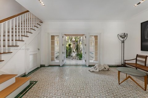 Villa ou maison à vendre à Miami, Floride: 13 chambres, 1101.36 m2 № 1966323 - photo 16