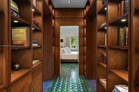 Villa ou maison à vendre à Miami, Floride: 13 chambres, 1101.36 m2 № 1966323 - photo 21