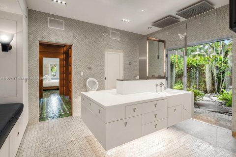Villa ou maison à vendre à Miami, Floride: 13 chambres, 1101.36 m2 № 1966323 - photo 23