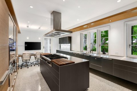 Villa ou maison à vendre à Miami, Floride: 13 chambres, 1101.36 m2 № 1966323 - photo 11